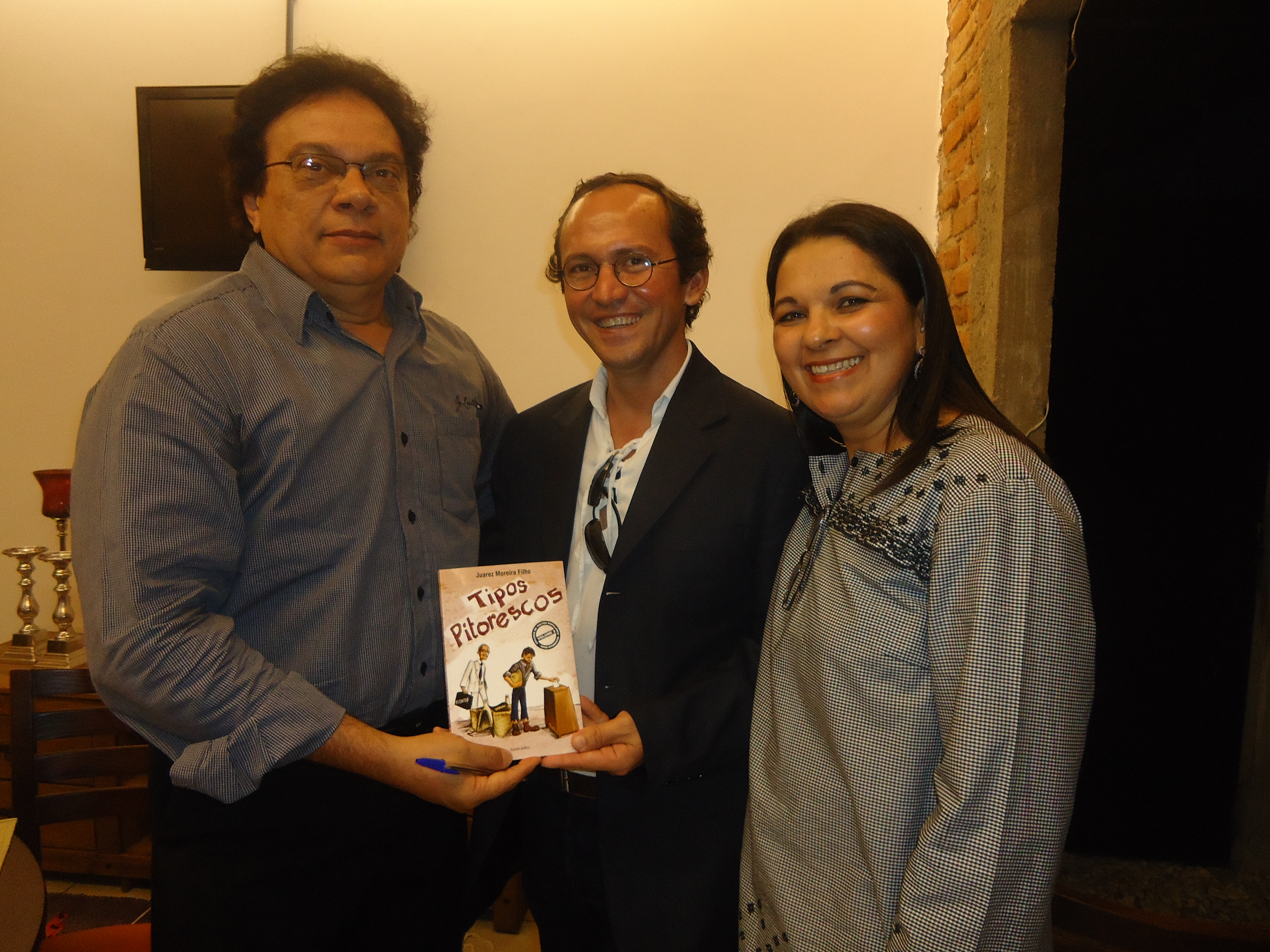 Os professores Wellitania e Fabiano, com o escritor Juarez Moreira Filho